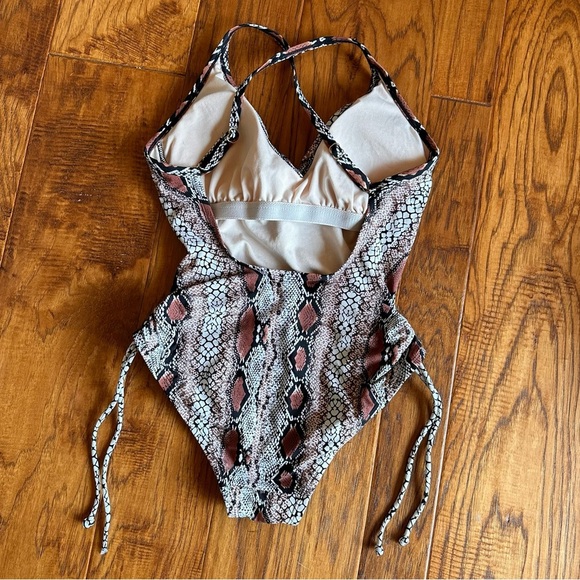 Kona Sol One Piece Animal Print Snakeskin Swimsuit Size Small - Picture 7 of 7